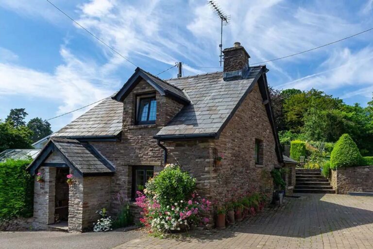 The BEST Herefordshire Airbnb for a Magical Staycation (2022)