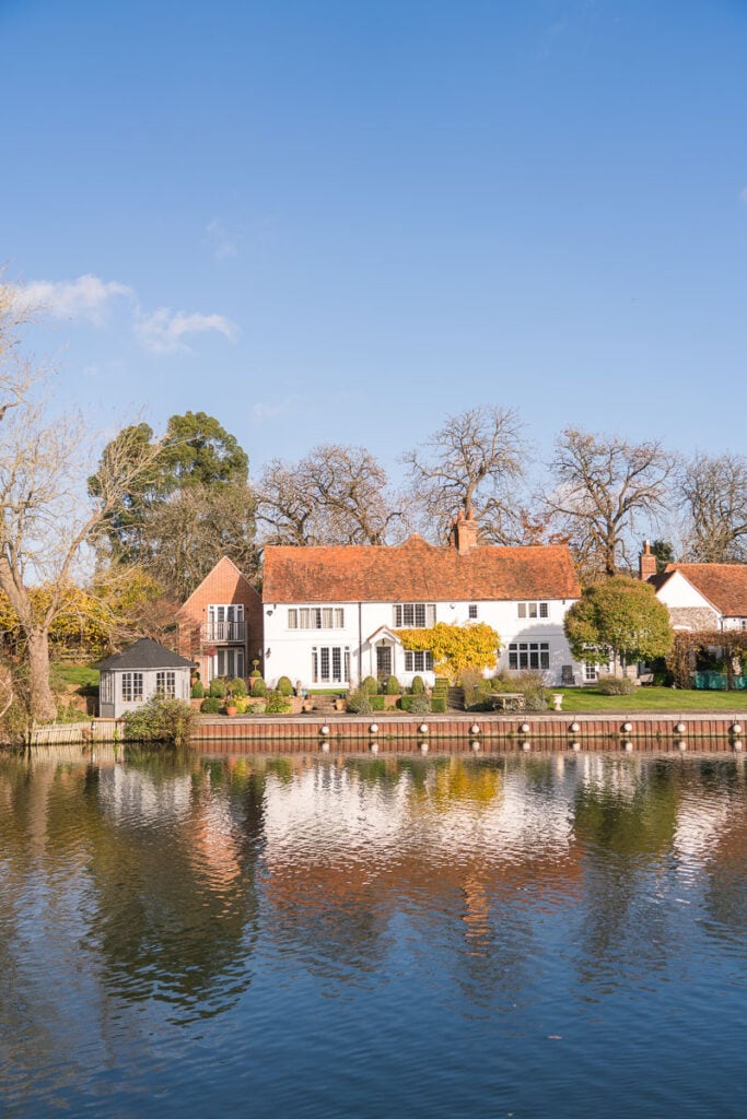 Pretty scenery at Hambledon Lock