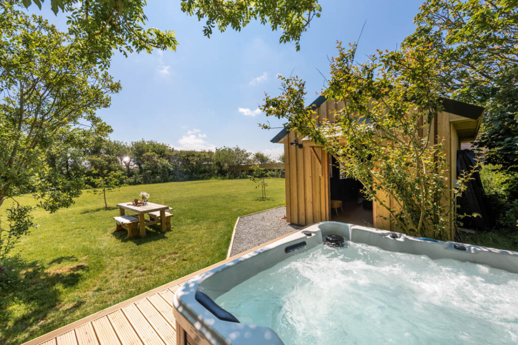 cornwall glamping sites with hot tub